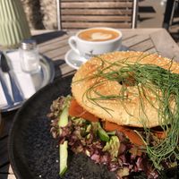 Möhren-Lachs-Bagel (ist eine Herausforderung, weil er die Größe von einem Burger hat - aber dadurch isst man achtsamer)  at Moxxa - Aachene in Cologne