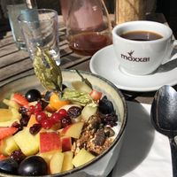 Granola mit Sojajoghurt und Früchten und Filterkaffee aus der AeroPress  at Moxxa - Aachene in Cologne