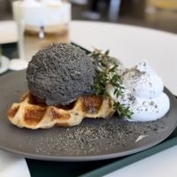 Na gofrze: kulka lodów z czarnego sezamu  at Nuldam Space - 널담은공간 경복궁점 in Seoul