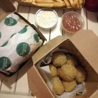 Studentenmenu & Thaise bitterballen + chilisaus at Mr. Vegan Foodbar in Groningen