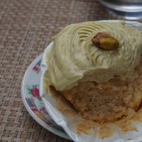 Cupcake abricot, creme pistache deja croqué at Avec&Sans in Perigueux