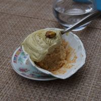 Cupcake abricot, creme pistache deja croqué at Avec&Sans in Perigueux