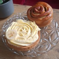 Tarte banoffee et roll brioché aux pommes at Avec&Sans in Perigueux