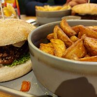 Pea diddy Burger und wedges at Daintree in Kempten