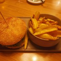 Miss Sunshine with multigrain bun and home style fries at Daintree in Kempten