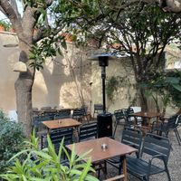 Mesas en el patio  at The Green Corner in Mataro