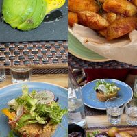 Una tapa de cortesía para nosotros, patatas bravas sin mayonesa, ensalada de seitán y quinoa y hamburguesa de tofu y quinoa   at La Bottega in Nerja