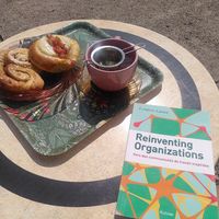 Le livre est à moi mais je le recommande aussi ! at Kahvila Rakastan in Helsinki