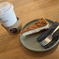 Hot (vegan) chocolate with oat milk and (vegan) speculoos cheesecake  at Espresso Bar Aroma in Heerlen
