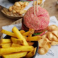 Vegan burger met frietjes at Strandrestaurant Werelds in The Hague