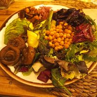 Ensalada originalmente vegetariana sin huevo at Natura in Madrid