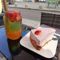 Cheesecake à la fraise vegan et bubble limonade sirop de pomme, perles de fraises at La biscuiterie in Dijon