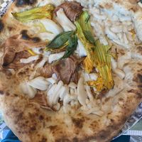Pizza con mozzarisella, fiori di zucchine e veg bacon  at Assaje in Turin