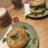 Bagel & heiße Schokolade   at Greens Cafe Deli in Kempen