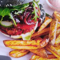 Bietenburger op een black bun at De Vegan Box in Amsterdam