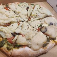 Vegan pesto pizza at Le Champ in Hanoi