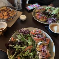 Boterham met slaatje kipcurry en cashew-mozzarella   at LUDO in Ghent