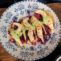Tacos de nogamba con lombarda y guacamole at Veggira in Bilbao