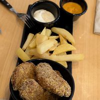 Nuggets de coliflor y soja con papas y salsa picante at Veggira in Bilbao