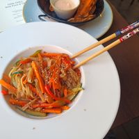 Wok de tallarines, cocción perfecta 💯 at Chia Chill Café in Madrid