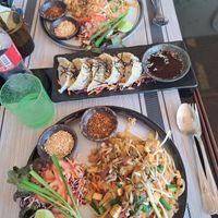 Pad thai en gyozas at Poke Bowl in Koh Chang