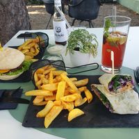 gyros wrap & beyond meat burger with home fries at Entrega430 X Veggiezz in Linz