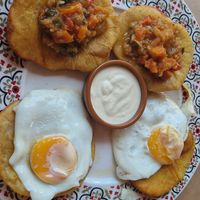 Torto con pisto y huevos, salsa es de queso. at San Jorge in Nueva