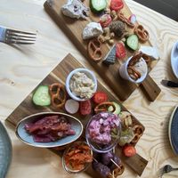 Vischplatte & Vegane Käseplatte   at Plantenköök in Bremen