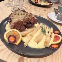 Zwiebelseitan mit Moxshire Donut und Schwarzwurzeln an Orangenhollandaise  at Plantenköök in Bremen