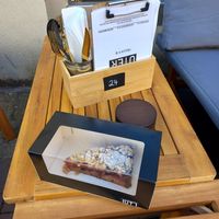 Wildberries crumble to go at UTER konditoreibar in Luebeck