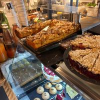 Vegan and non vegan homemade cakes at UTER konditoreibar in Luebeck