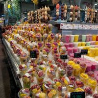 Diversas frutas e sumos at Mercado de La Boqueria in Barcelona