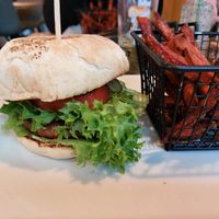 veganer Burger mit Süßkartoffelpommes at Auszeit in Ilsede