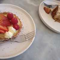 Fruit tart and cinamon roll at Plant Dragon in Leuven