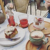 Cinnamon roll, cheesecake, cappuccino at Plant Dragon in Leuven