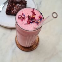 Dragon shake (strawberry) and brownie at Plant Dragon in Leuven