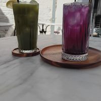 Homemade Matcha en Violet limonade at Plant Dragon in Leuven