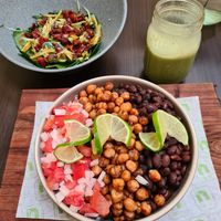Caribean salad with extra side dish and Matcha smoothie at Hüper in Valladolid