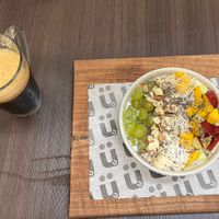 Oat bowl and iced coffe (milk not included!!)  at Hüper in Valladolid