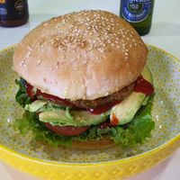 Hamburguesa gigante jajaja muy rica también!! at Corazon Verde in Queretaro