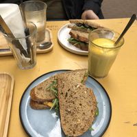 Hummus & pickles, met geroosterde wortel hummus. Golden milk met havermelk.  at Hazel in Dordrecht