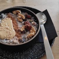Blueberry peanutbutter overnight oats at Hazel in Dordrecht