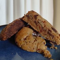 Pecan cookie en chocolate cookie at Hazel in Dordrecht
