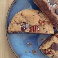 Pecan cookie en chocolate cookie at Hazel in Dordrecht
