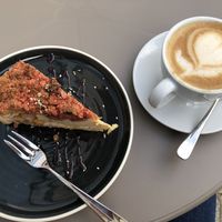 Pfirsich-Zupfkuchen, Hafer-Cappuccino mit Bananen-Flavour   at Alua Catering Cafe in Dresden