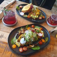 Avocado Smash Brot & Brioch mit 'Egg' & Johannisbeerlimo at Alua Catering Cafe in Dresden