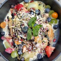 Apfel Pancakes mit Vanillecreme, Nüssen und Obst 💚 at Alua Catering Cafe in Dresden