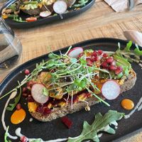 Teriyaki Tofu (vorne) und Avocado Smash (hinten)  at Alua Catering Cafe in Dresden