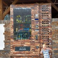 Rund um die Uhr Weinautomat vor dem Weinhaus at Weinhaus Ibald in Hatzenport