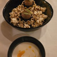 Knoflooksoep en paddenstoelen popcorn met knappe amuses at Boerderij Hermans Dijkstra in Midwolda